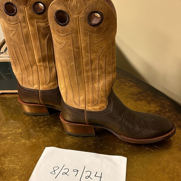 Size 10.5D never worn. Perfect condition. Great with jeans and suits. Grab them! - Picture 4 of 9